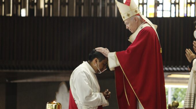 El Cardenal Carlos Aguiar Durante Las Ordenaciones Sacerdotales 2021