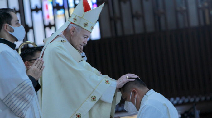 El Cardenal Aguiar Impone Las Manos A Un Diácono Recién Ordenado. Foto: Basílica De Guadalupe