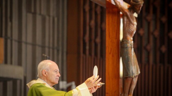 El Arzobispo Carlos Aguiar Preside La Misa Dominical. Foto: INBG/Cortesía